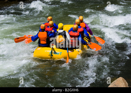 Whitewater rafters negoziare furiosa acqua bianca in chiaro Creek Colorado Foto Stock