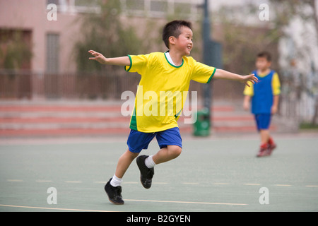 Giocatore di calcio in esecuzione in un campo di calcio Foto Stock