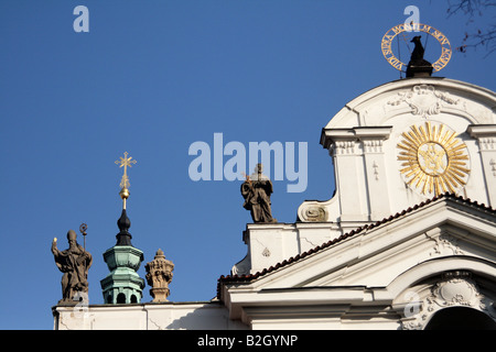 Facciata e statuaria del tetto della chiesa dell Assunzione della Beata Vergine Maria al Monastero di Strahov, Praga, Repubblica Ceca Foto Stock