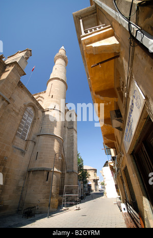 Cipro del Nord. Una strada a nord di Nicosia, con la moschea di Selima sulla sinistra. 2008. Foto Stock