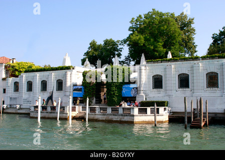 Sul Canal Grande Museo Peggy Guggenheim ospita la sua collezione di arte moderna ed è molto frequentata dai turisti a Venezia Foto Stock