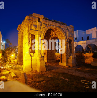 Arco Trionfale di Marco Aurelio di notte a Tripoli, in Libia, Nord Africa Foto Stock