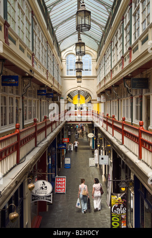 Gli amanti dello shopping a piedi attraverso Arcade Castello di Cardiff City Centre Foto Stock