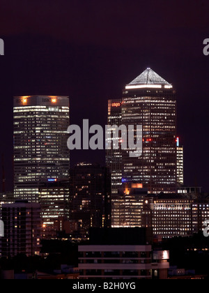 Vista del canary wharf di Londra di notte Foto Stock