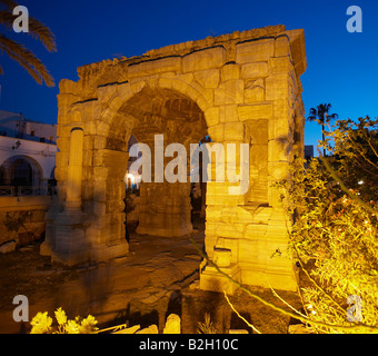 Arco Trionfale di Marco Aurelio di notte a Tripoli, in Libia, Nord Africa Foto Stock