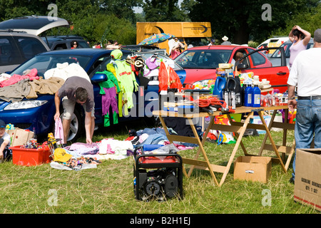 Sperone collinare di avvio auto vendita , accozzaglia di coloratissimi kids vestirsi costumi per la vendita Foto Stock