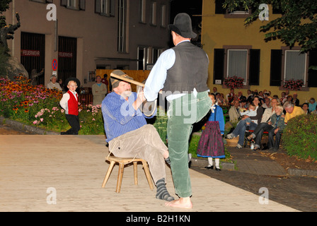 Una commedia atto esecuzione di animazione folkloristica nel corso di una serata in Oberharmersbach nella regione della Foresta Nera della Germania Foto Stock