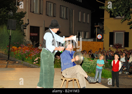Una commedia atto esecuzione di animazione folkloristica nel corso di una serata in Oberharmersbach nella regione della Foresta Nera della Germania Foto Stock