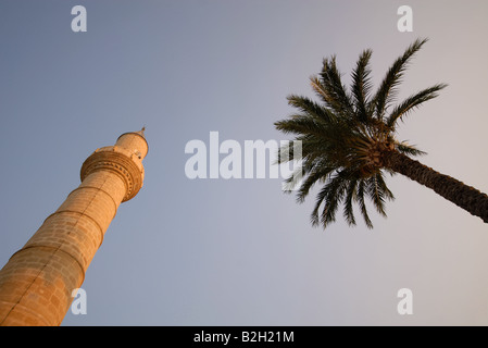 Cipro del Nord. Sera La luce del sole su uno del nord di Nicosia minareti. Foto Stock