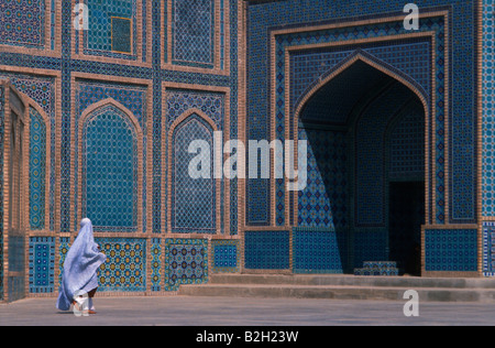 Una donna adoratore in un burka visitando santuario di Hazrat Ali la Moschea Blu di Mazar e Sharif in Afghanistan Foto Stock