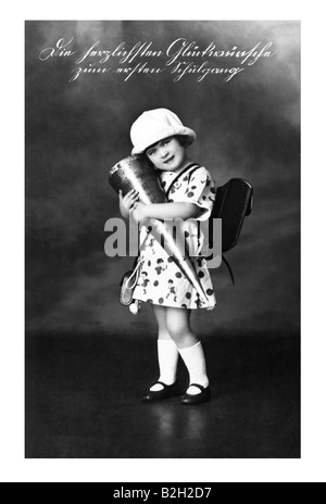 Cartolina motive carino bambina al suo primo giorno di scuola del XIX secolo in Germania Foto Stock