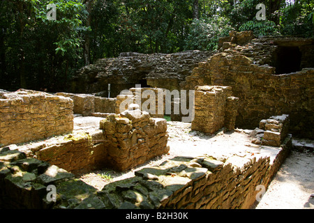 Uno dei gruppi più piccoli di rovine Maya sul bordo della giungla di Palenque sito archeologico, Chiapas, Messico Foto Stock