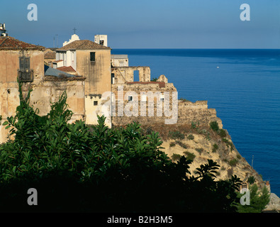 Sbriciolare edifici antichi lungo la costa calabrese Pizzo Calabro Calabria Italia Foto Stock