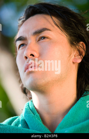 Close-up di un giovane avvolto in un asciugamano, Phuket, Tailandia Foto Stock