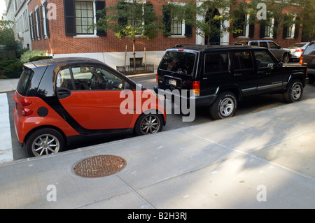 Una sede di due Smart auto di marca Mercedes Benz è visto parcheggiata su un lato est superiore street a New York Foto Stock