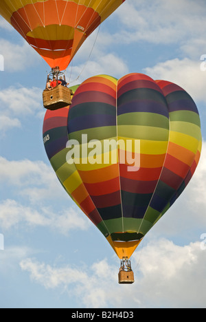 Stock Foto di due i palloni ad aria calda salga nel cielo di sera Foto Stock