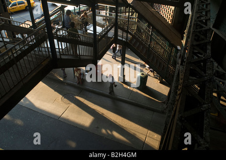 La linea di lavaggio 61 elevata Street Woodside station nel quartiere di Queens a New York Foto Stock