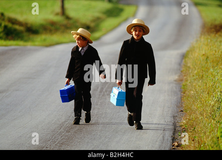 I bambini Amish in pianura tradizionale abbigliamento sul loro modo a casa da scuola, Lancaster County, Pennsylvania, STATI UNITI D'AMERICA Foto Stock