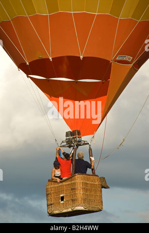 Stock photo del cestello sotto una mongolfiera come sorge nel cielo Foto Stock