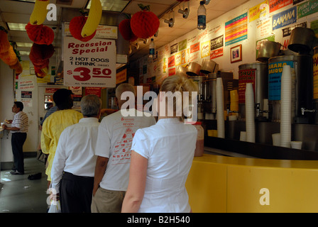 I clienti al grigio s Papaya in capo del distretto di New York Foto Stock