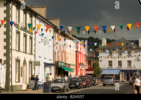 Market Street, Città Aberaeron Ceredigion Wales UK, pomeriggio d'estate, con nuvole scure che si profila Foto Stock