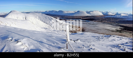 Guardando attraverso un Stob Choire Odhair e Beinn Toaig da Stob Ghabhar con il Bridge of Orchy colline oltre Foto Stock