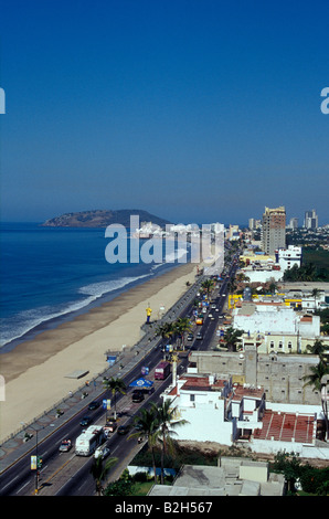 Vista nord lungo Avenida del Mar da sopra illustrante il Malecon e Playa Norte in Mazatlan, Sinaloa, Messico Foto Stock