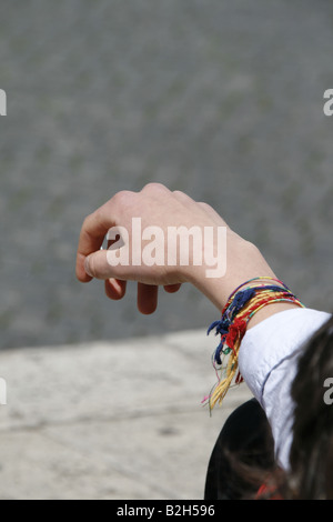 Dettaglio uomo adolescente holding sigaretta in città Foto Stock