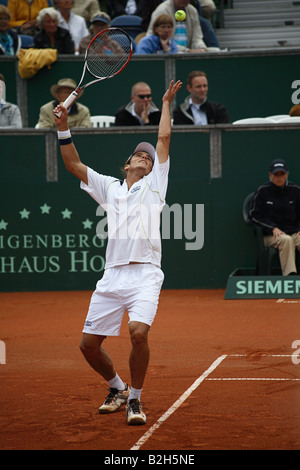 Giocatore di Tennis Diego Hartfield che serve alla Siemens Open 2008 semi finale Foto Stock