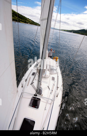 Barca a vela un piccolo yacht lungo la Kyles of Bute nel Firth of Clyde Scozia Scotland Foto Stock