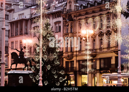 Trg Jelacica Bana la piazza principale di Zagabria Croazia durante la notte di Natale. Bam Jelačić statua sulla sinistra della foto. Foto Stock
