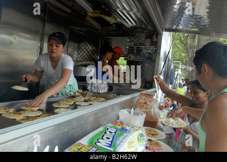 Salvadoregno pupusas sono preparati al latin food fornitori in Red Hook quartiere di Brooklyn a New York Foto Stock
