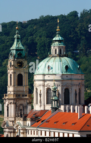 Vista del duomo e la torre di San Nicolas Cattedrale dal Castello di Praga cancello Foto Stock