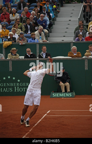 Giocatore di Tennis Diego Hartfield che serve alla Siemens Open 2008 semi finale contro Thiemo de Bakker Foto Stock