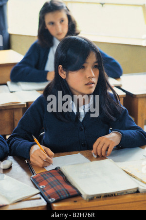 Close-up di scuola ragazze che studiano in aula. Foto Stock