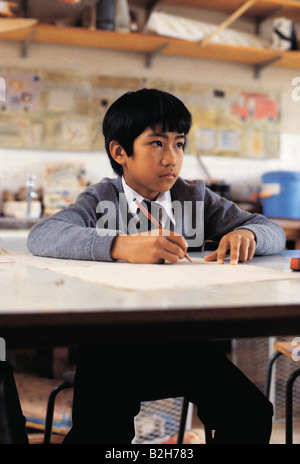 Vista frontale di un ragazzo asiatico che studiano in aula. Foto Stock