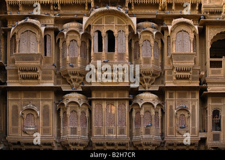 Il Patwa Haveli ki è il migliore esempio di costruzione in pietra arenaria della città dorata di Jaisalmer Rajasthan in India Foto Stock