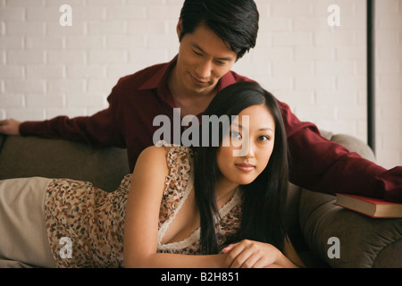 Ritratto di una giovane donna appoggiato su di un giovane di giri su un lettino Foto Stock