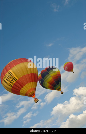 Foto di stock di tre i palloni ad aria calda deriva nel cielo di sera Foto Stock