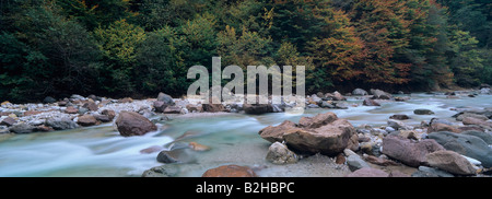 Panorama ruscello di montagna autunno acqua blurrend Natur scenario brook creek Foto Stock