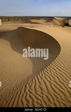 Le dune di sabbia della forma nel deserto di Thar vicino a Jaisalmer Rajasthan in India Foto Stock