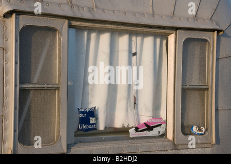 Finestra di caravan a Dungeness Foto Stock