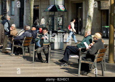 Las Ramblas vecchio la gente parlare in sedie a Barcellona Spagna Foto Stock