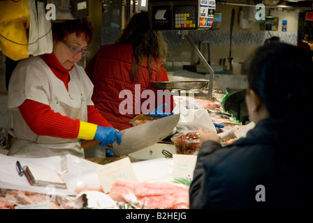 La Boqueria mercato del pesce donna vendere pesce in Barcelona Foto Stock