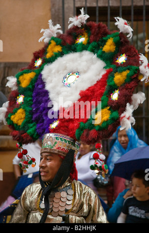 Un messicano indossa un FEATHERED AZTEC COPRICAPO DURANTE IL FESTIVAL DE SAN MIGUEL ARCANGELO PARADE di San Miguel De Allende MESSICO Foto Stock