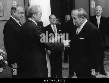 Dollinger, Werner, 10.10.1918 - 3.1.2008, politico tedesco (CSU), Ministro federale dei trasporti, dell'edilizia e degli affari urbani 4.10.1982 - 11.3.1987, inaugurazione, che riceve il certificato di nomina del Presidente federale Karl Carstens, Hammerschmidt Villa, Bonn, 4.10.1982, Foto Stock