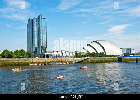 Crowne Plaza Hotel e Scottish Exhibition + Conference Centre dal fiume Clyde a Glasgow con Clyde Auditorium (Armadillo) destro Foto Stock