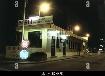 Geografia / viaggio, Germania, Berlino, Muro di Berlino, Checkpoint Charlie, vista notturna, 1988, Foto Stock