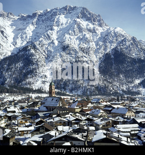 Geografia / viaggio, Germania, Baviera, Mittenwald, vista con la chiesa, da Kreuzweg, vista a Westliche Karwendelspitze, Nördliche Linderspitze e Gerberkreuz, inverno, Foto Stock