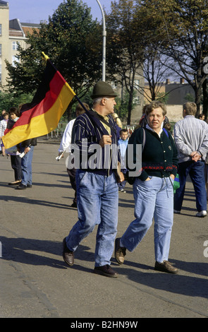 Geografia/viaggio, Germania, Riunificazione, coppia maggiore con bandiera, Berlino, Octorber 1990, , Foto Stock